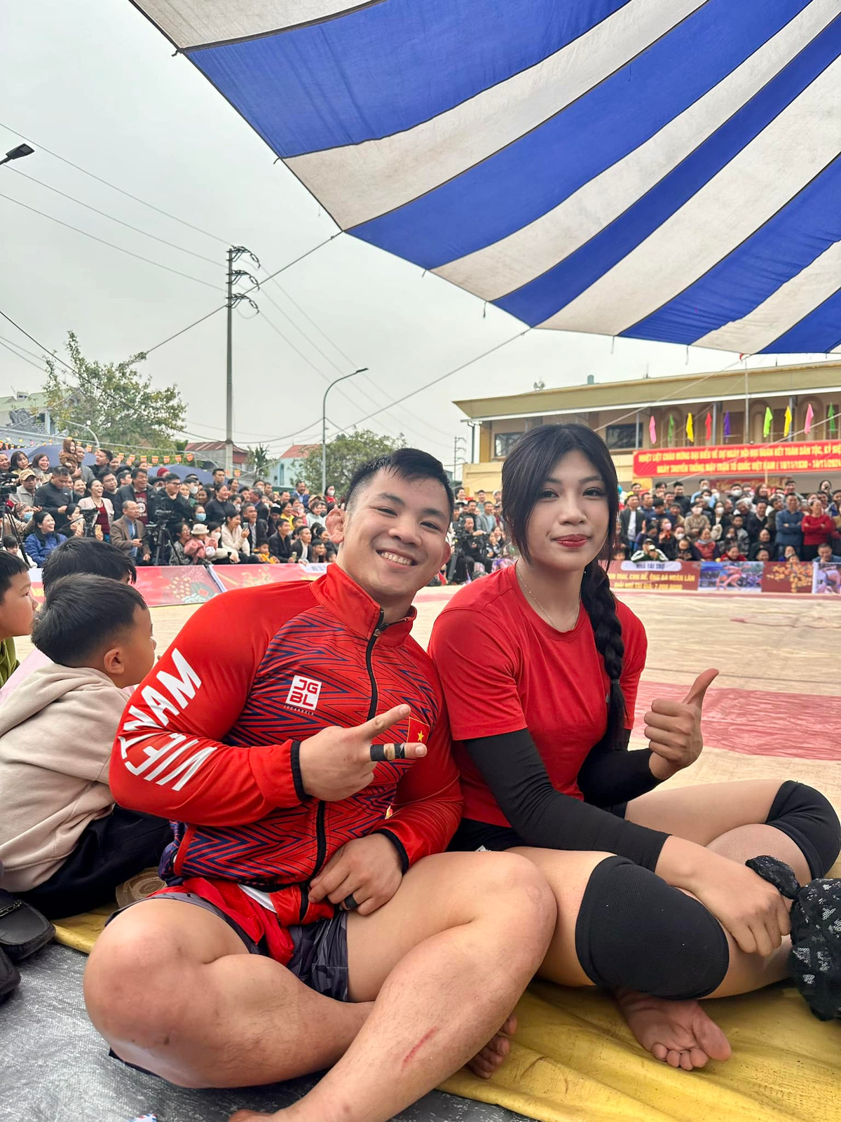 Đoạn video cô nàng so tài với Đào Hồng Sơn - võ sĩ ju-jitsu số 1 Việt Nam khiến nhiều người vô cùng thích thú. Đào Hồng Sơn sinh năm 1997 là nhà vô địch SEA Games 2 lần liên tiếp. Tại đấu trường MMA (võ thuật tổng hợp), anh cũng đang đứng trong top 3 hạng cân 56 kg tại LION Championship.