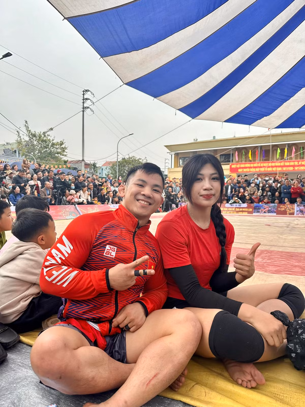 Đoạn video cô nàng so tài với Đào Hồng Sơn - võ sĩ ju-jitsu số 1 Việt Nam khiến nhiều người vô cùng thích thú. Đào Hồng Sơn sinh năm 1997 là nhà vô địch SEA Games 2 lần liên tiếp. Tại đấu trường MMA (võ thuật tổng hợp), anh cũng đang đứng trong top 3 hạng cân 56 kg tại LION Championship.