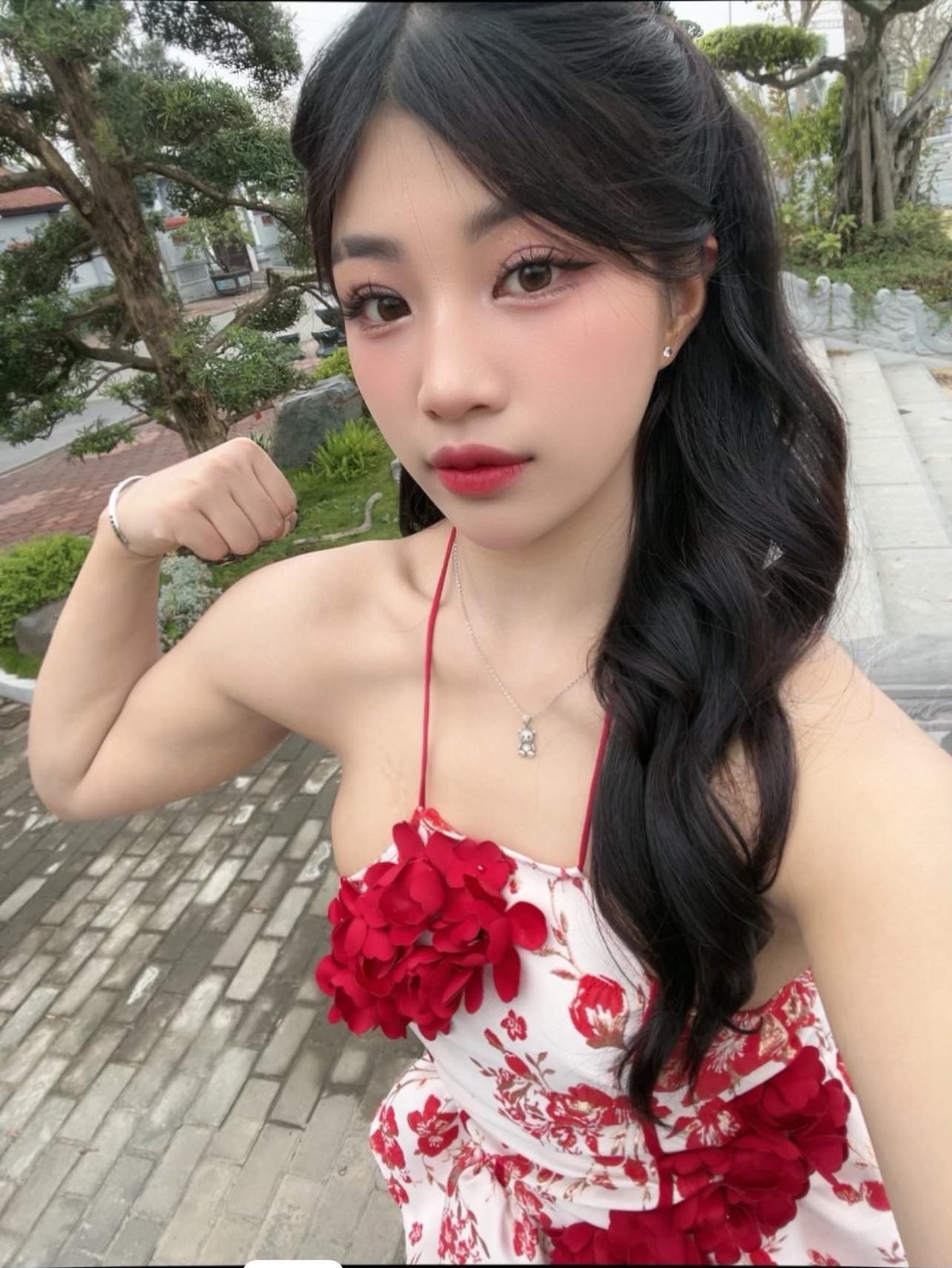 Thường xuyên tham gia vào các hội làng, cô nàng sở hữu mức thu nhập không phải dạng vừa. Mới đây, Anh Thơ vừa khoe trên trang cá nhân khoản thu nhập bất ngờ lên đến hơn 50 triệu đồng từ việc đi du xuân ở các hội làng.