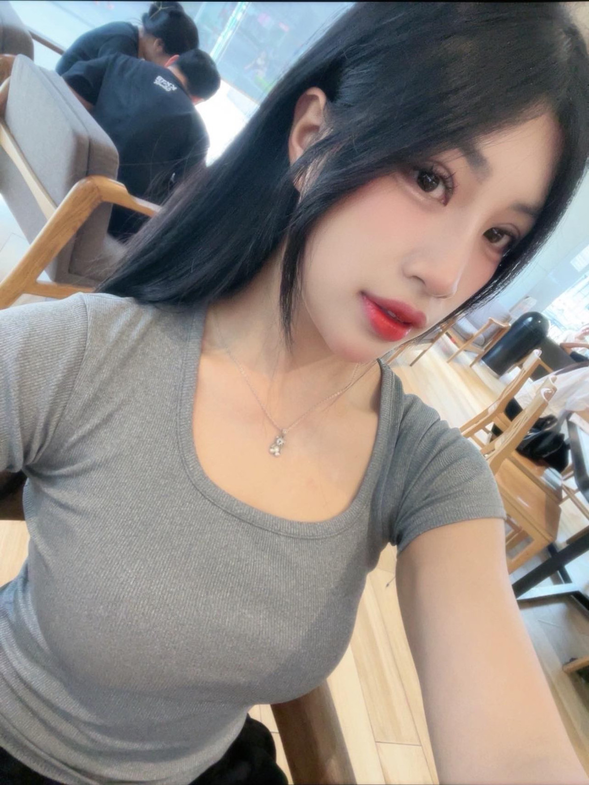 Được biết khoản tiền thu đó còn lớn hơn cả tiền lương từ việc đi tập của cô nàng.