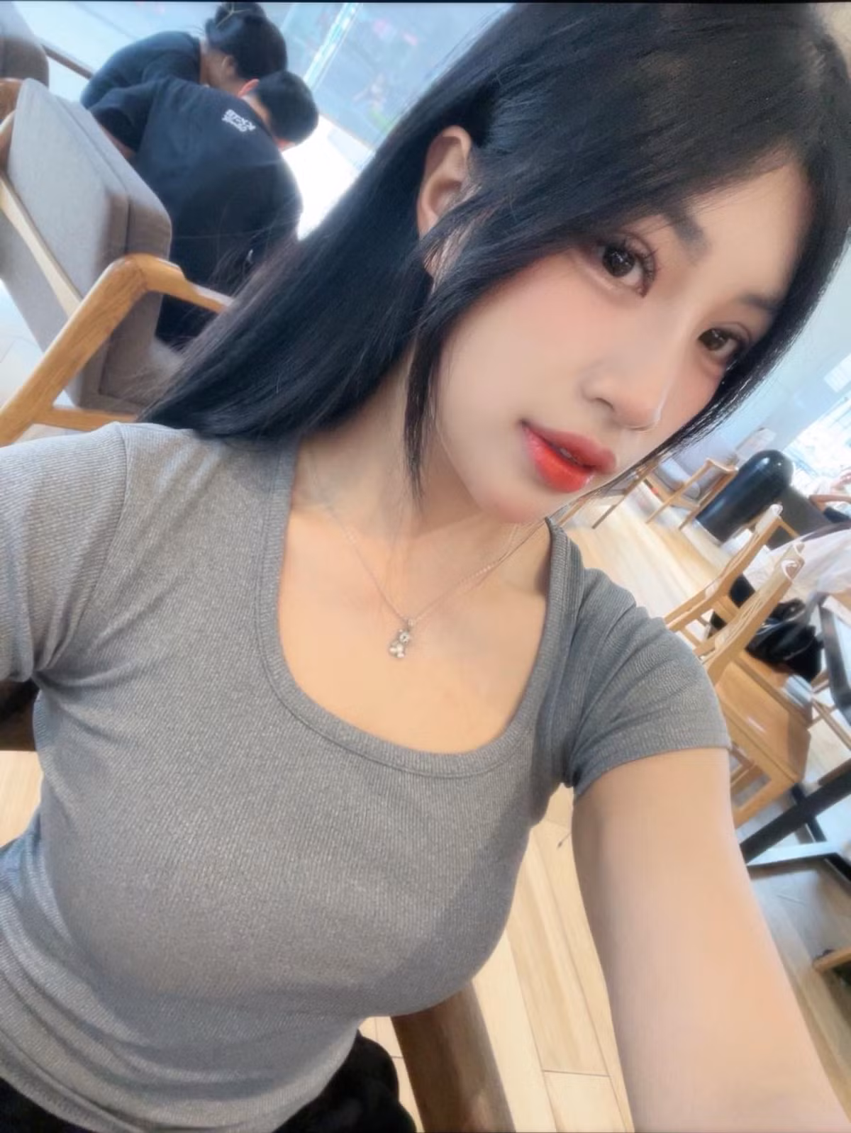 Được biết khoản tiền thu đó còn lớn hơn cả tiền lương từ việc đi tập của cô nàng.