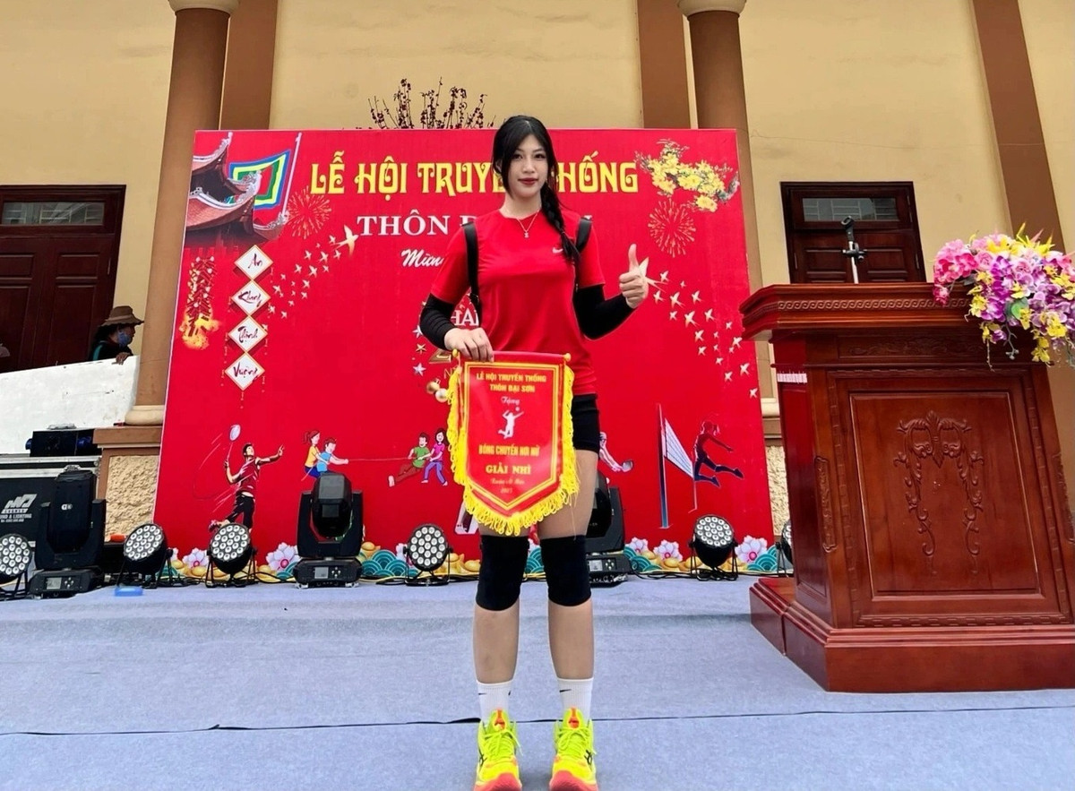 Cô gái này gây sốt trên mạng xã hội khi xuất hiện ở các lễ hội khắp tỉnh Bắc Ninh và các địa phương lân cận để... đấu vật, trong đó đa số là so tài với các đô vật nam.