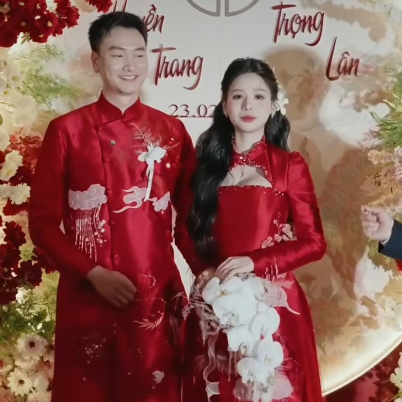 Mới đây, nam diễn viên Trọng Lân cuối cùng cũng chính thức chia sẻ loạt hình ảnh về lễ ăn hỏi của mình lên trang cá nhân. Nhan sắc của cô dâu Huyền Trang khiến nhiều người phải xuýt xoa vì quá xinh đẹp.