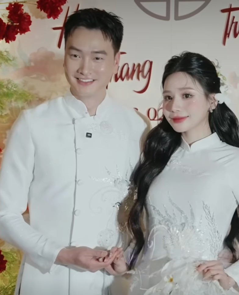 Loạt ảnh được "Thái Tử Thiên Thai" chia sẻ cho thấy không khí lễ ăn hỏi diễn ra trong không gian đậm chất truyền thống với tông đỏ chủ đạo. Cặp đôi diện áo dài cưới ton-sur-ton.