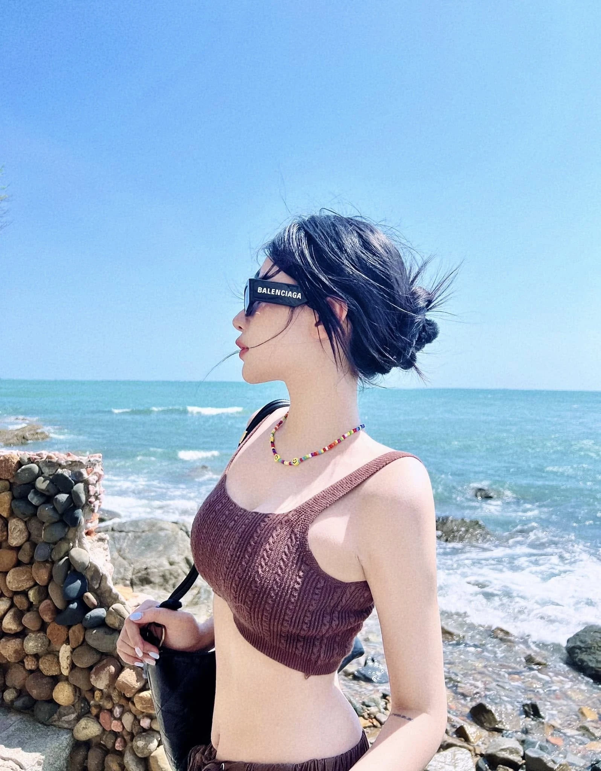 Những thiết kế ôm sát được cô nàng tận dụng để khoe đường cong cơ thể.