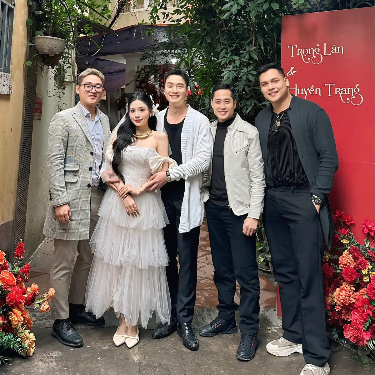 Cô dâu Huyền Trang xinh đẹp, rạng ngời sánh đôi cùng chú rể.