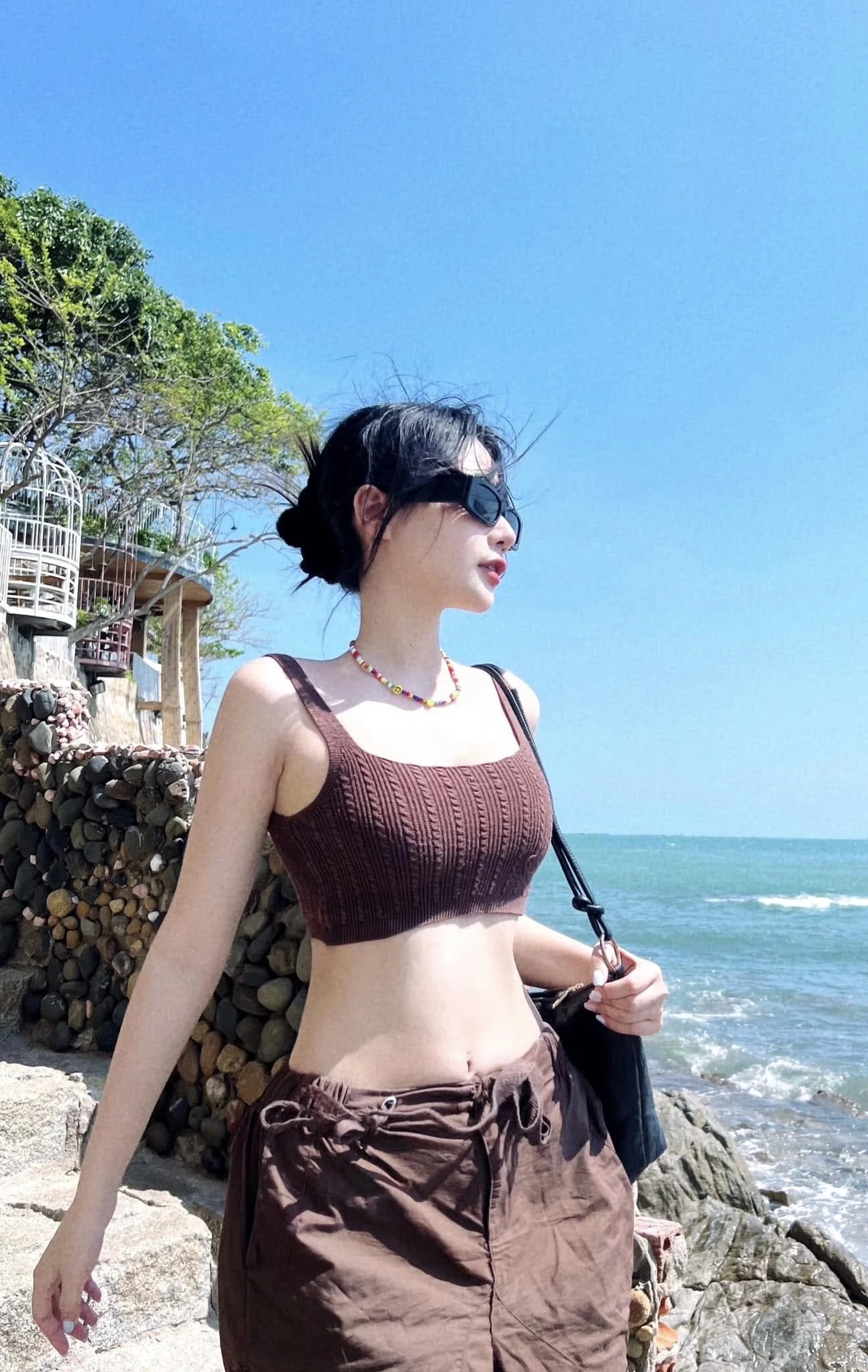 Cô là một streamer nổi tiếng trên một ứng dụng giao lưu trực tuyến.