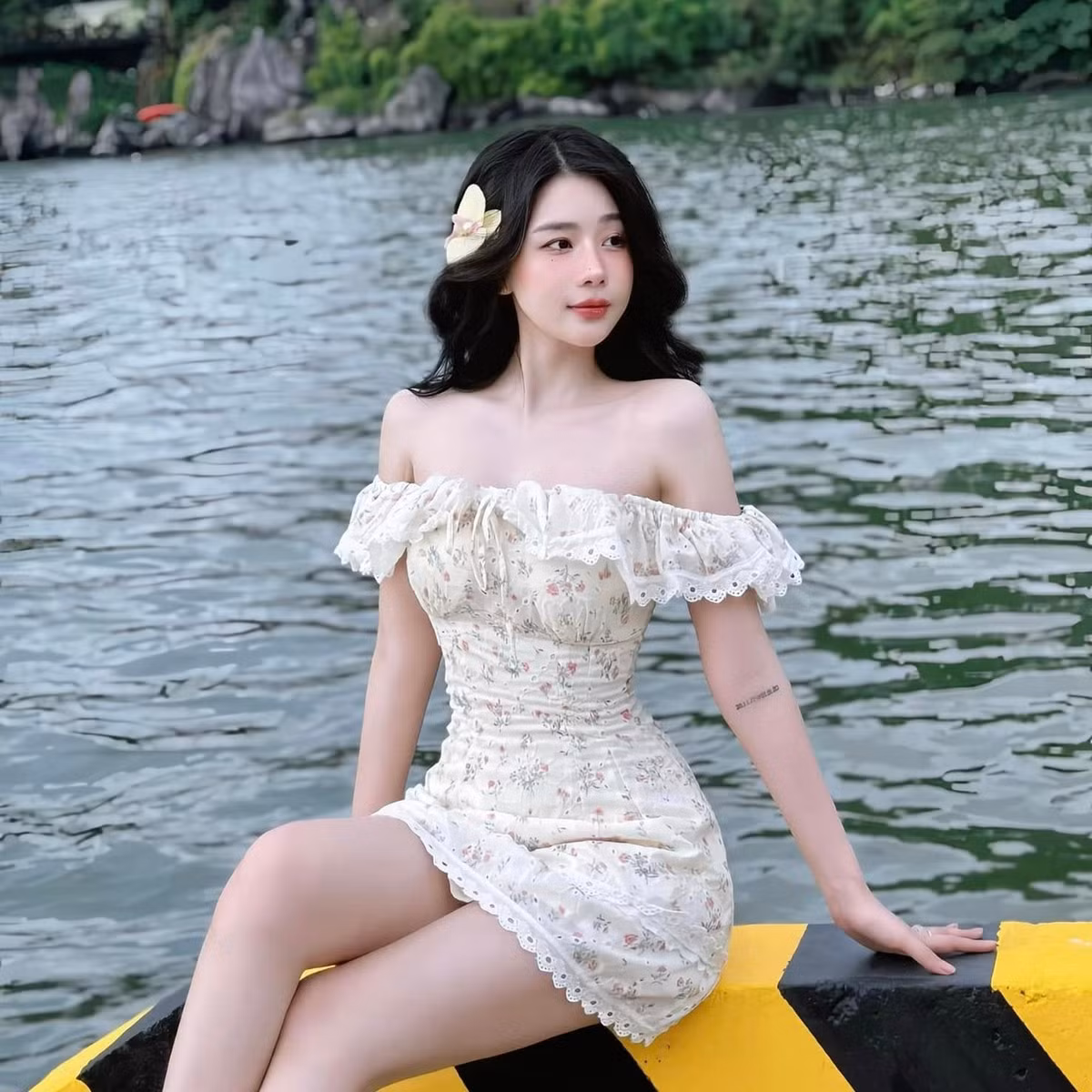 Sinh ra và lớn lên tại Hà Nội, Huyền Trang từng thi đỗ vào Đại học Kiến trúc và Đại học Mỹ thuật Công nghiệp.