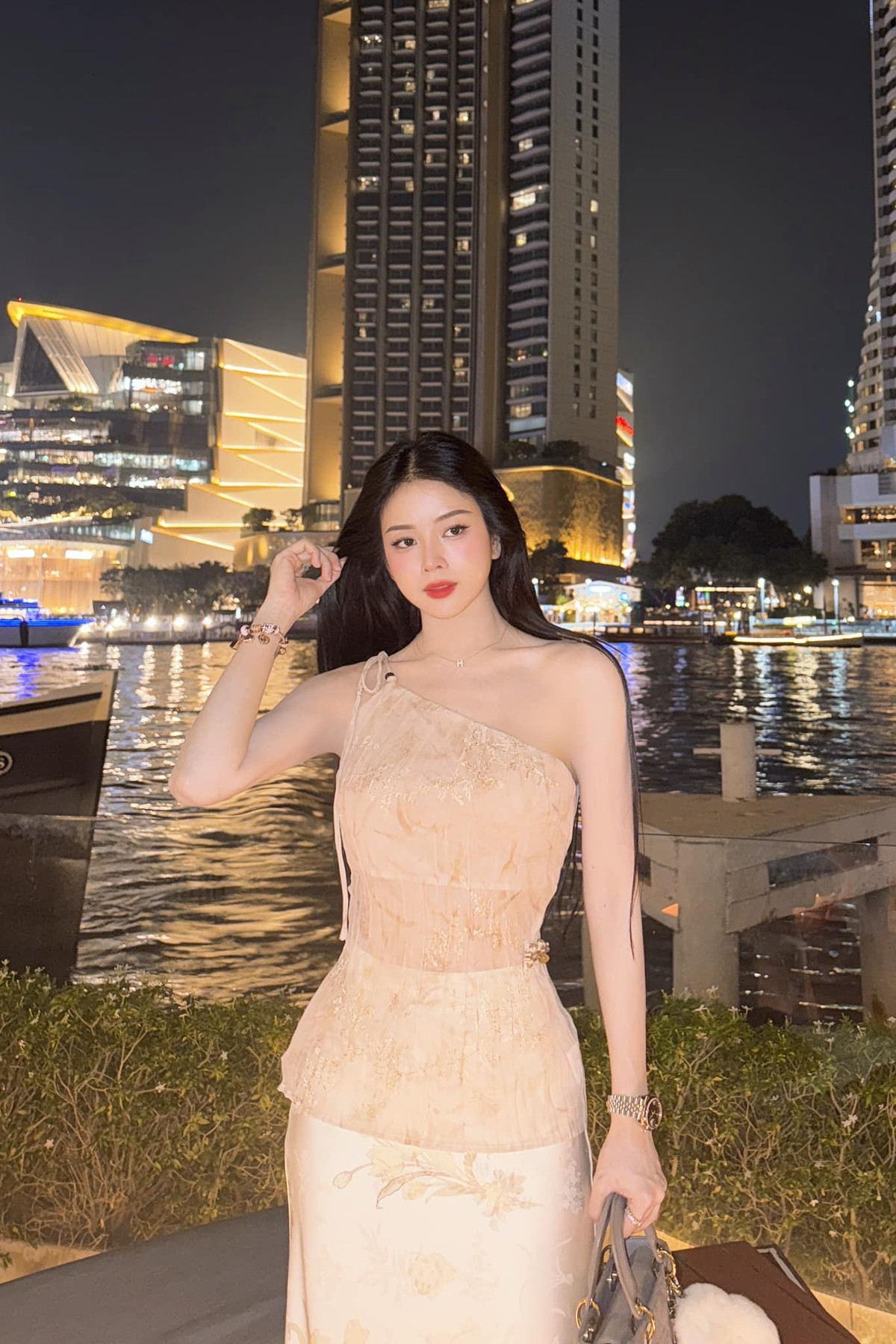 Ngoài đời, Mie cũng ưa chuộng phong cách năng động, cá tính. Những bức ảnh đời thường của người đẹp 9X thường nhận được lượt tương tác cao trên trang fanpage hơn 5 triệu lượt theo dõi.