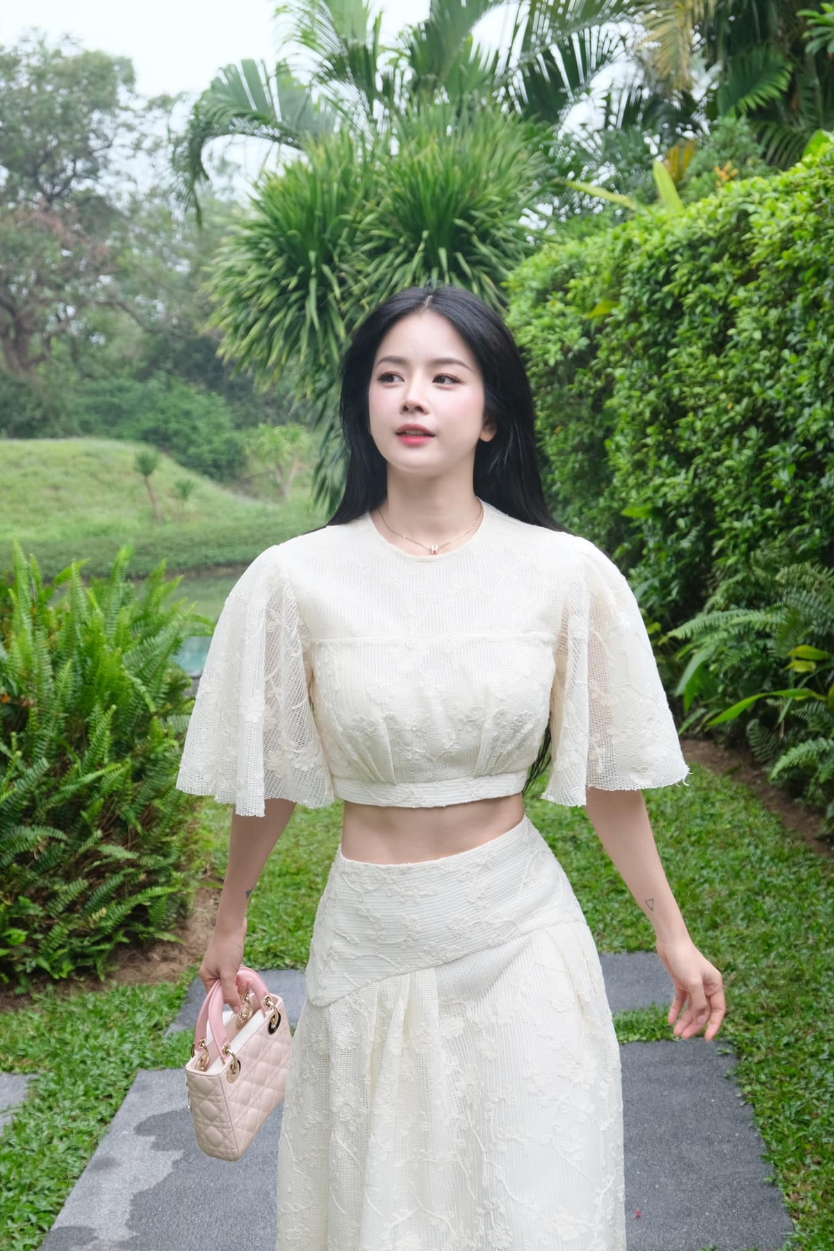 Kể từ đó, sự nghiệp của Mie ngày càng thăng hoa. Cô nàng lựa chọn hình ảnh nhẹ nhàng, thân thiện, gần gũi với khán giả, dễ chiếm được thiện cảm của fan.