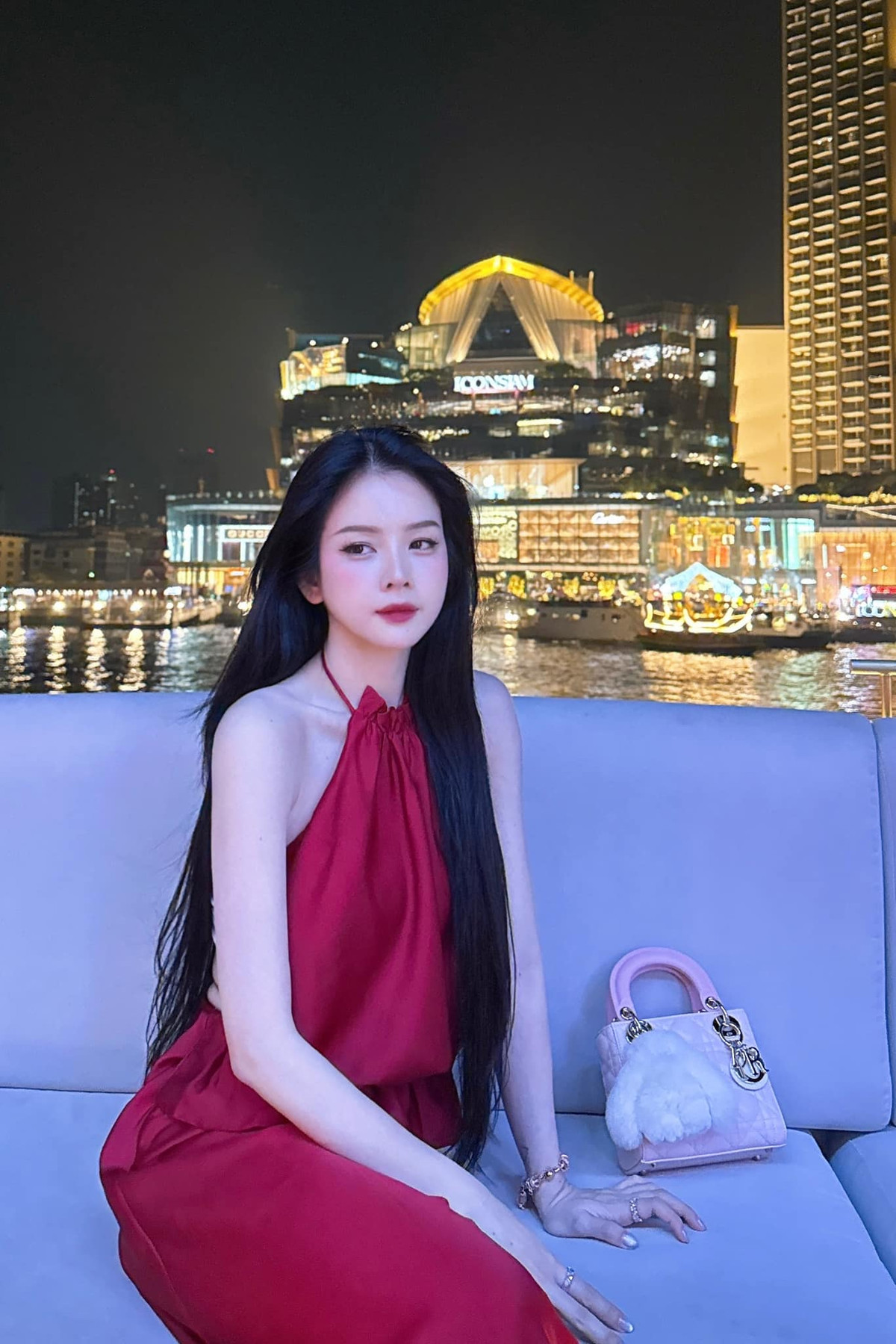 Đặc biệt, dù làm công việc DJ nhưng cô nàng luôn lựa chọn trang phục không quá hở bạo, gợi cảm chừng mực mỗi khi đi diễn, khác với nhiều nữ DJ khác.