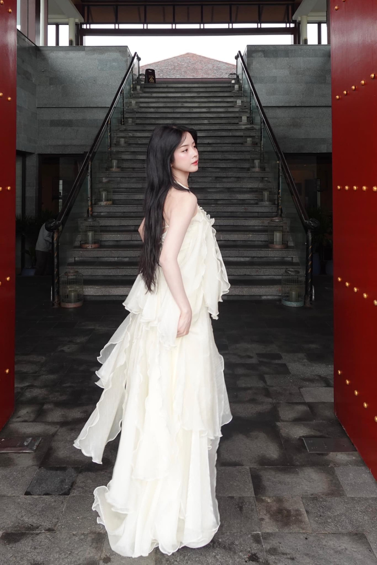 Mới đây, nữ DJ vừa đăng tải loạt ảnh khoe dáng ngọt ngào trong thiết kế váy trắng hai dây đa tầng "bánh bèo".