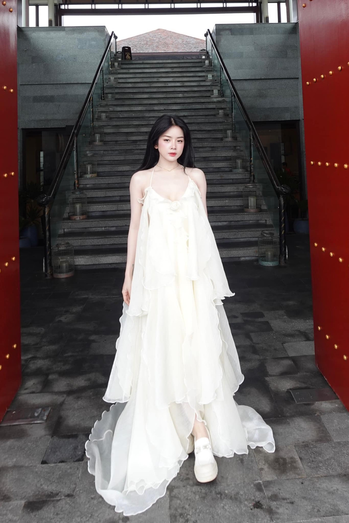 Phần thiết kế cổ váy khoét sâu khéo khoe vòng 1 lấp ló nhưng không hề phản cảm.