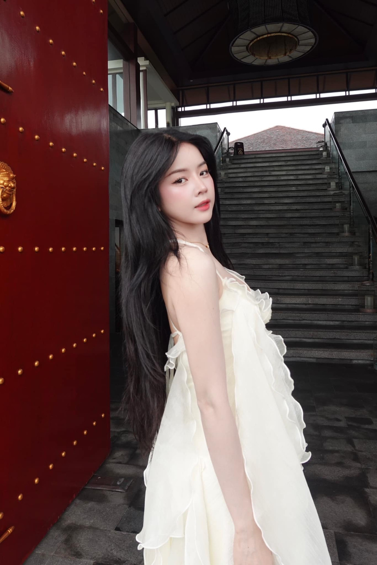 Trung thành với lối trang điểm nhẹ nhàng, ngọt ngào, cô nàng vẫn luôn khiến netizen phải xuýt xoa mỗi lần xuất hiện.