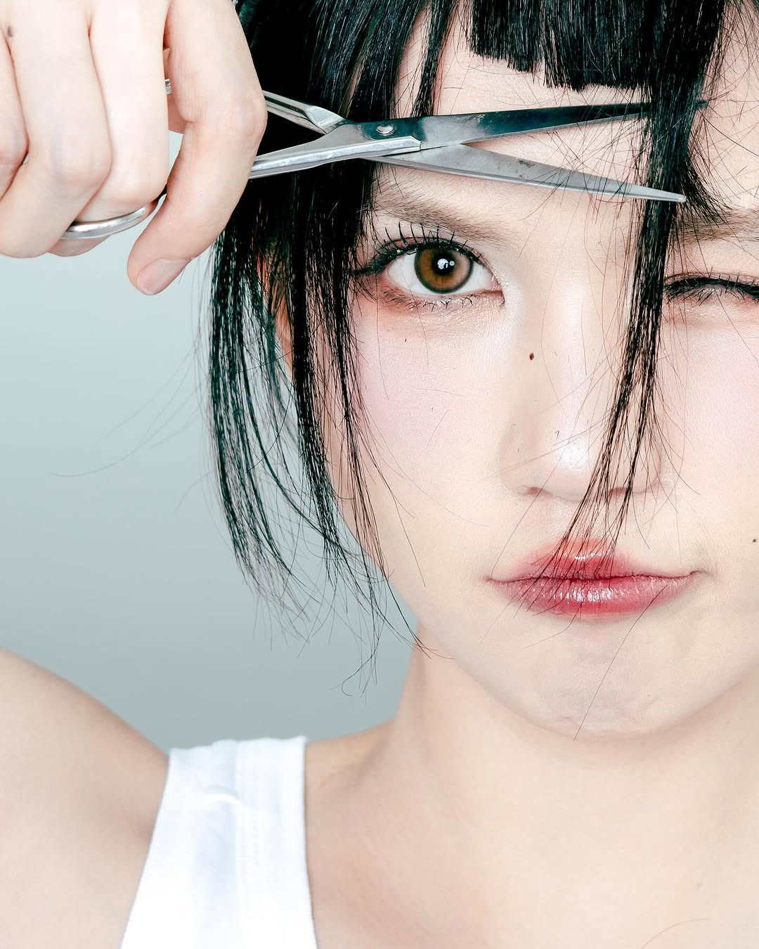 Không còn là những bộ ảnh gợi cảm khoe thân như ngày trước, bộ ảnh lần này của cô nàng tập trung vào cận cảnh gương mặt với hành động táo bạo cắt tóc.