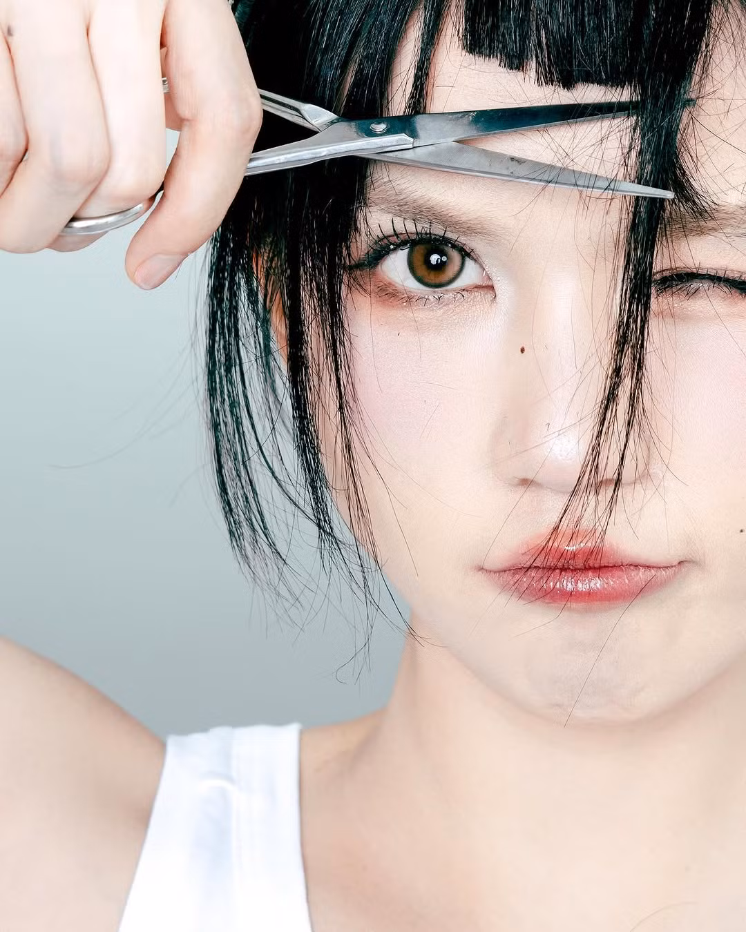 Không còn là những bộ ảnh gợi cảm khoe thân như ngày trước, bộ ảnh lần này của cô nàng tập trung vào cận cảnh gương mặt với hành động táo bạo cắt tóc.