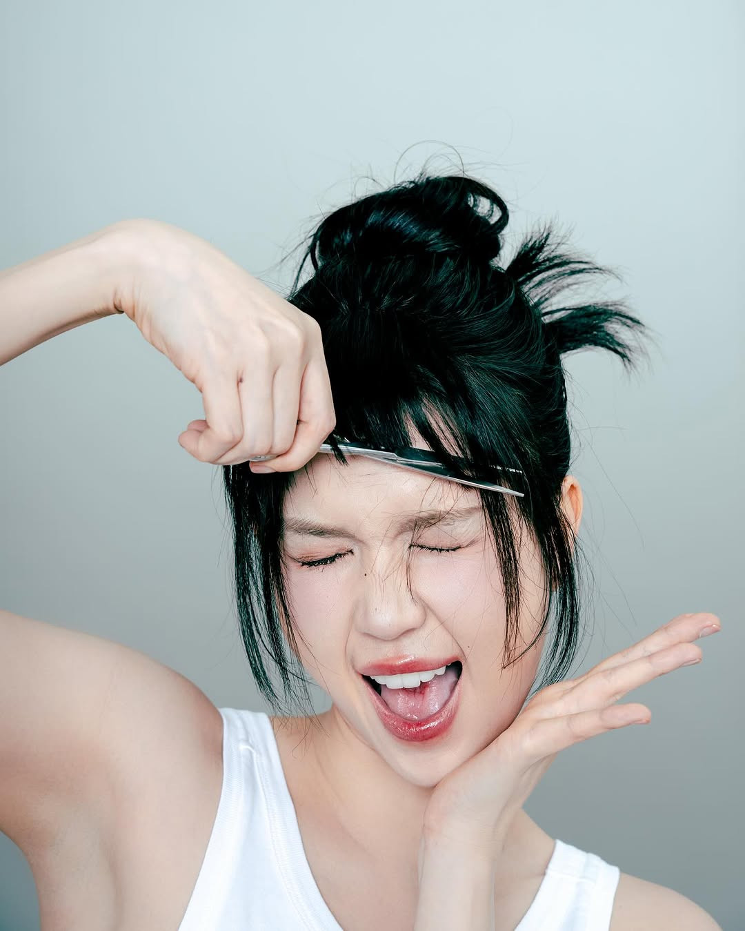 Kiểu mái ngang có phần lộn xộn, không theo một quy luật nào sau khi cắt được nhiều người liên tưởng đến hình ảnh Ngọc Trinh ở thời điểm hiện tại, cho rằng cô nàng đang ẩn ý rằng muốn rũ bỏ hình ảnh tiêu cực trong quá khứ, hướng đến những điều mới mẻ và hình ảnh tích cực trong tương lai.