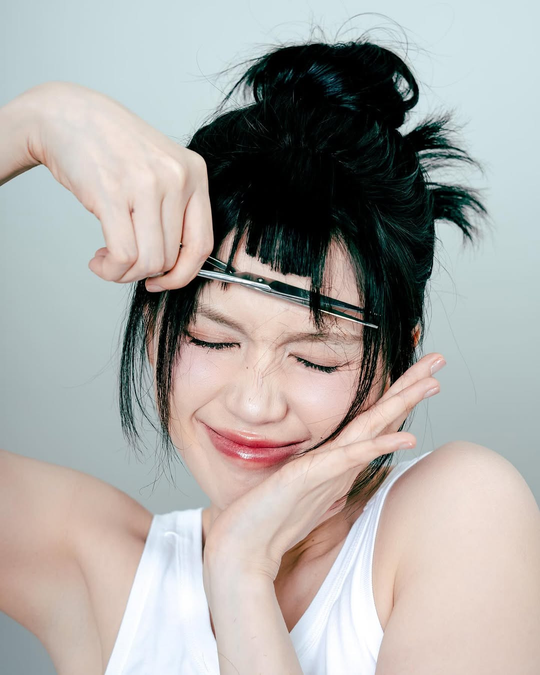 Nữ người mẫu chỉ tập trung nhấn nhá ửng hồng phần gò má và đuôi mắt cùng đôi môi căng bóng.