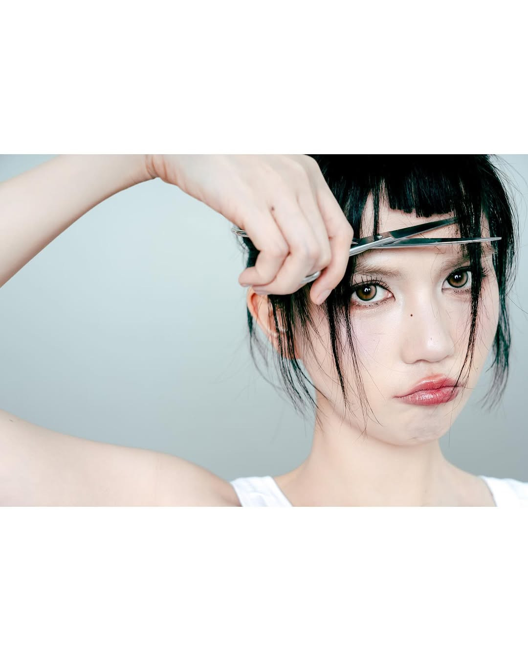 Dù đã chạm ngưỡng 35 tuổi, cô nàng vẫn sở hữu diện mạo trẻ trung, dù có zoom cận cảnh cỡ này vẫn không có tì vết.