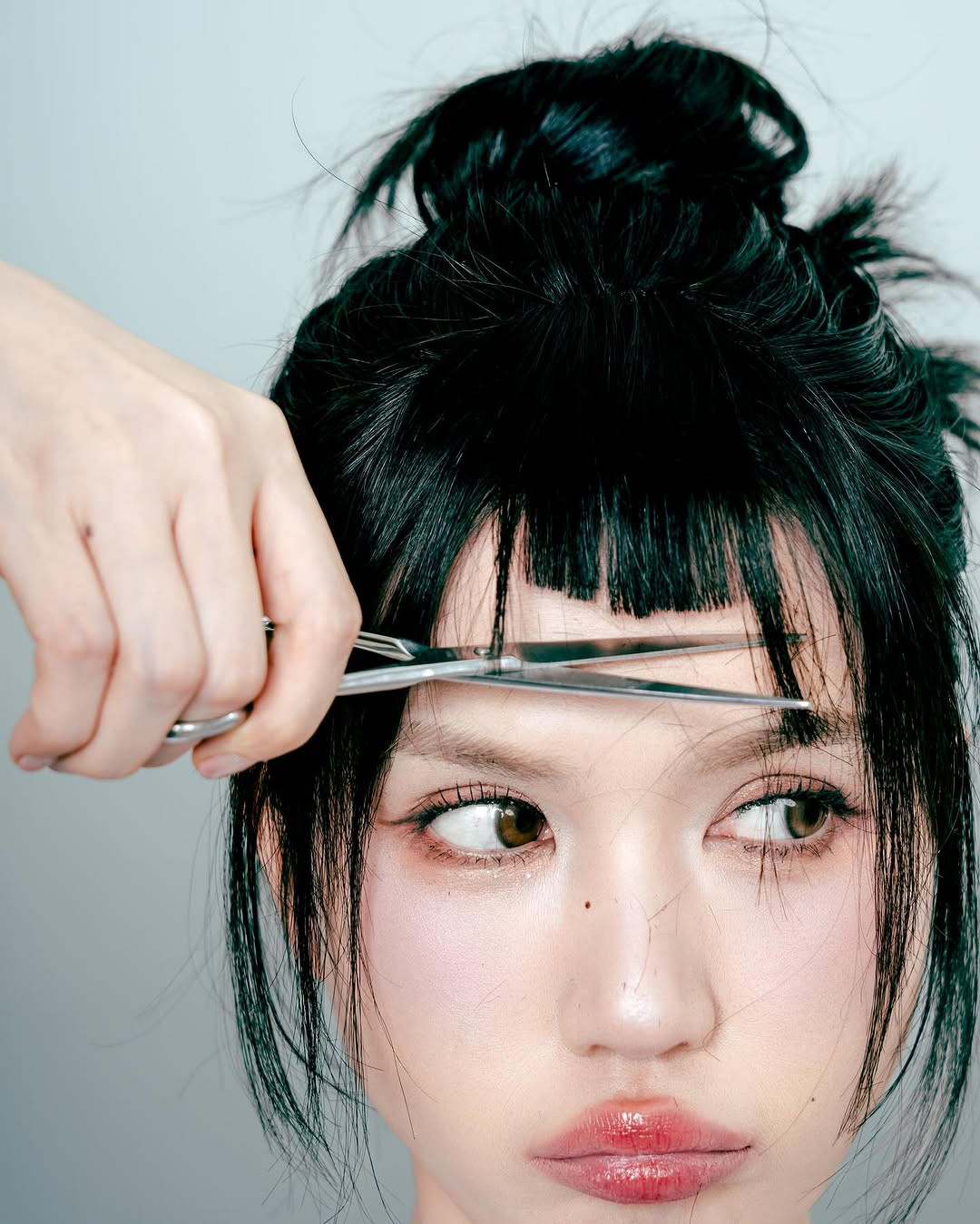 Cùng với đó, Ngọc Trinh trang điểm theo phong cách nhẹ nhàng, trong veo, làm nổi bật đôi mắt to tròn và vẻ ngoài đáng yêu. Đây cũng là phong cách trang điểm được nữ hoàng nội y gần đây yêu thích.