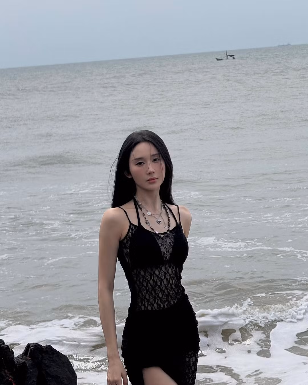 Cùng với nhan sắc nổi bật, tính cách hòa đồng, thân thiện cùng vẻ đáng yêu trứ danh giúp cô thu về một lượng người hâm mộ hùng hậu.