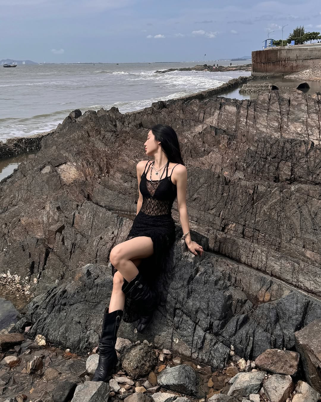 Hiện tại chỉ mới là đầu năm, thậm chí còn chưa đến mùa hè, vì vậy nhiều người hi vọng rằng trong năm nay nàng streamer sẽ "phá vỡ quy tắc" mà đăng tải thêm nhiều bộ ảnh bikini nữa để được ngắm thỏa thích.