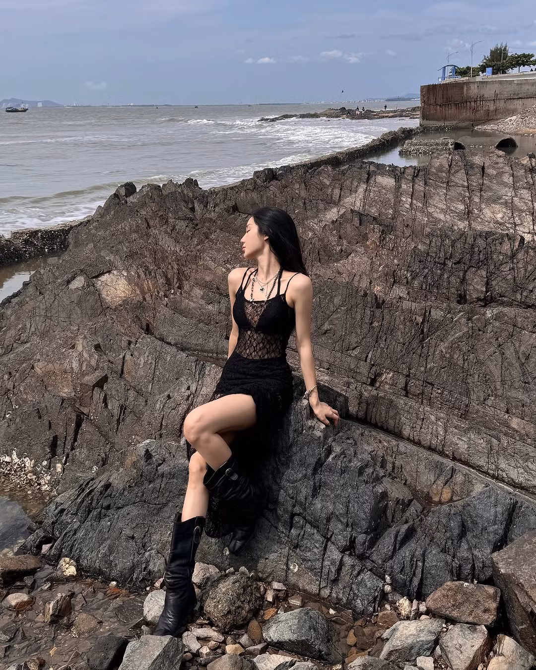 Hiện tại chỉ mới là đầu năm, thậm chí còn chưa đến mùa hè, vì vậy nhiều người hi vọng rằng trong năm nay nàng streamer sẽ "phá vỡ quy tắc" mà đăng tải thêm nhiều bộ ảnh bikini nữa để được ngắm thỏa thích.