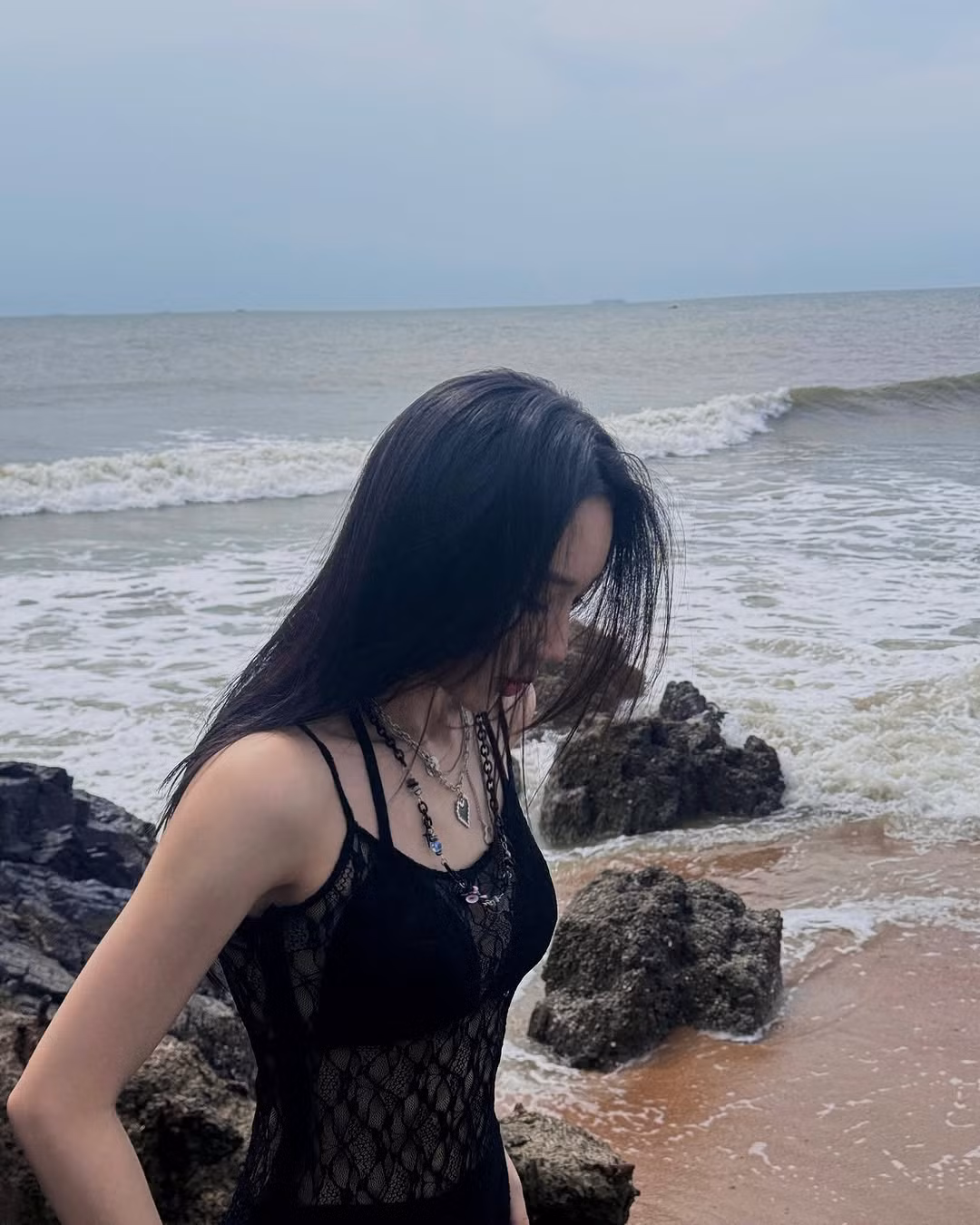 Nổi lên với hình tượng "cô bạn bàn bên" trong sáng, dễ thương cùng giọng hát ngọt ngào, Mina Young khiến người hâm mộ phải mê mệt mỗi khi theo dõi cô trên sóng livestream.