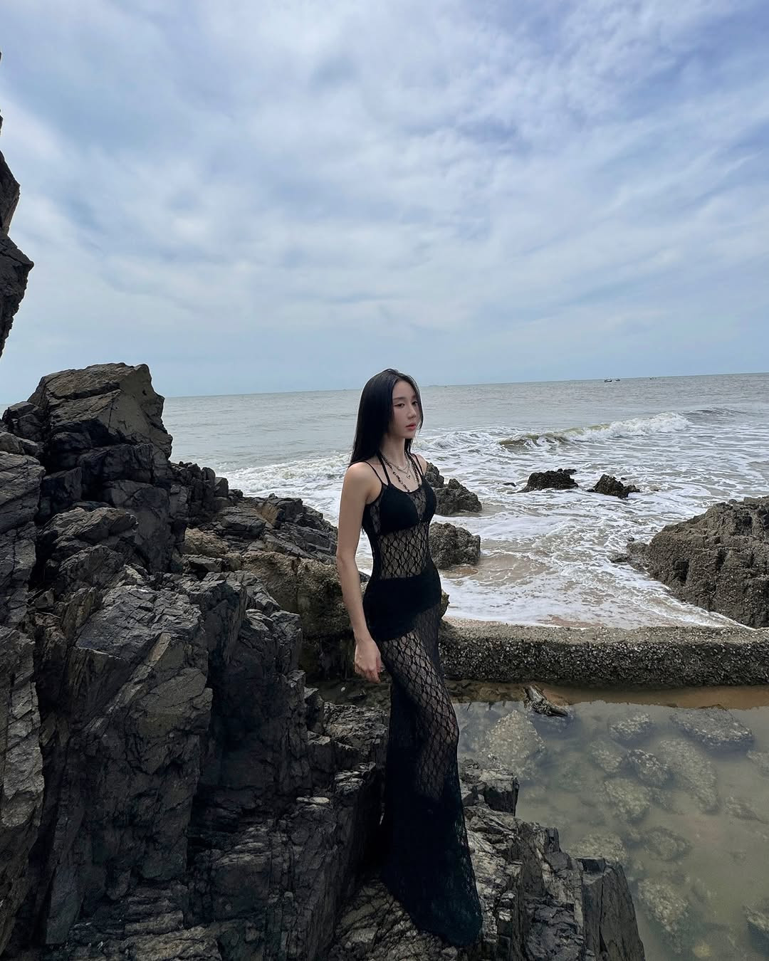 Cô nàng khoe trọn vóc dáng nuột nà khi tạo dáng bên ghềnh đá.