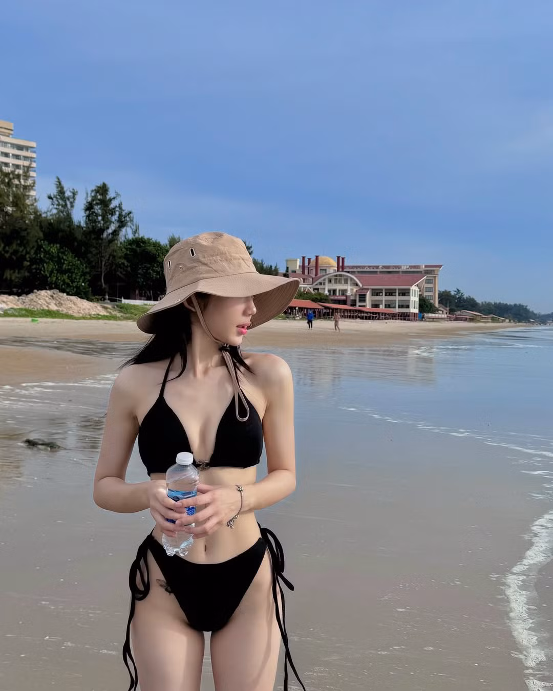 Cô nàng thường lựa chọn những trang phục có phần cắt xẻ gợi cảm, khoe trọn đường cong, đặc biệt là vòng 2 cực phẩm không một chút mỡ thừa.