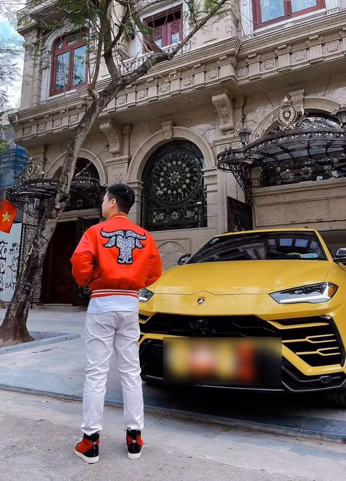 Hai thiếu gia Đỗ Quang Vinh và Đỗ Vinh Quang cũng nhau check in tại dinh thự của gia đình, người thì khoe siêu xe trước cửa nhà, người lại tạo dáng bên trong khuôn viên dinh thự.