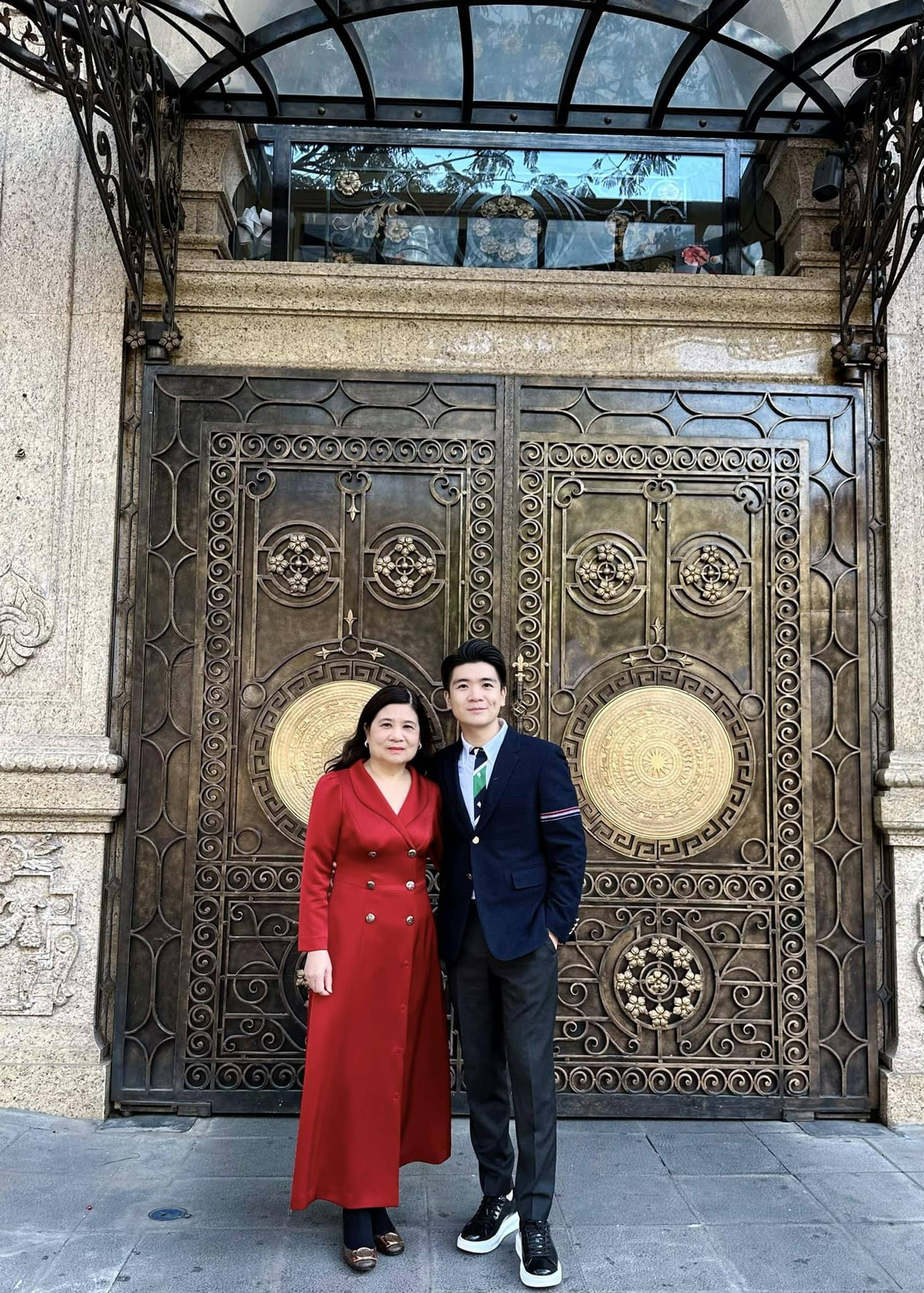 Đỗ Mỹ Linh từng cho biết trong dịp Tết, cô chủ động phụ giúp việc nhà. Nàng hậu làm những việc như sắm sửa đồ, trang hoàng nhà cửa,... Cô vào bếp cùng mẹ chồng, học cách nấu nướng và bày biện mâm cỗ.