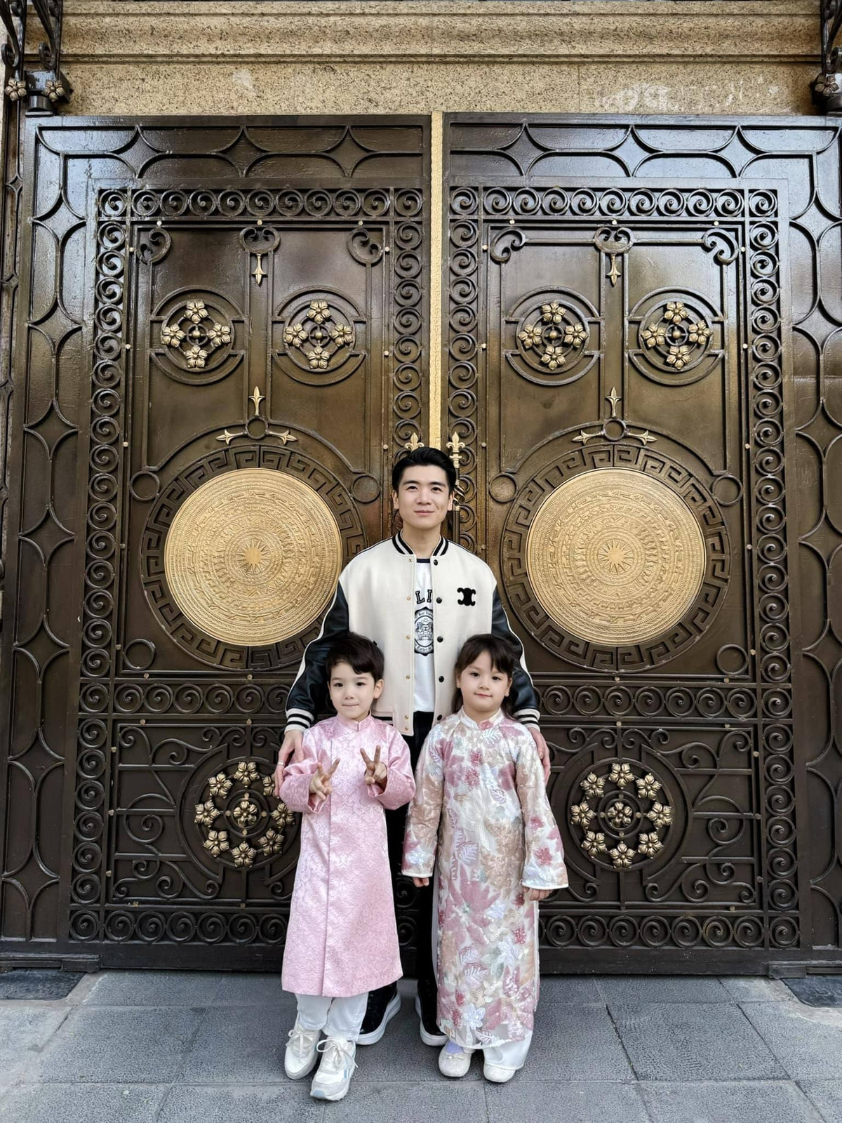 Dù không thể hiện được hết toàn bộ sự tráng lệ của dinh thự, tuy nhiên nhiều người đã hình dung ra được "độ khủng" và xa hoa của cơ ngơi nhà chồng Đỗ Mỹ Linh.