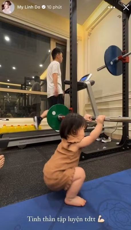 Vợ chồng Đỗ Mỹ Linh còn đầu tư cả một phòng gym bên trong dinh thự để rèn luyện sức khoẻ.