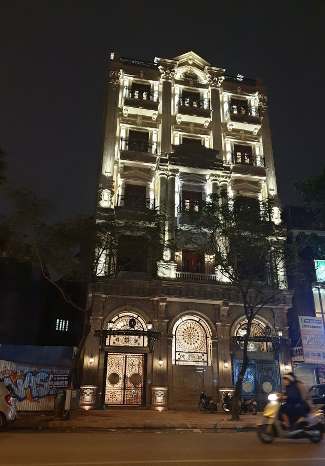 Ấn tượng nhất là "cánh cổng hào môn" bề thế của tòa nhà, mỗi năm các thành viên trong gia đình bầu Hiển lại có tấm ảnh chụp Tết trước cánh cổng ấy.