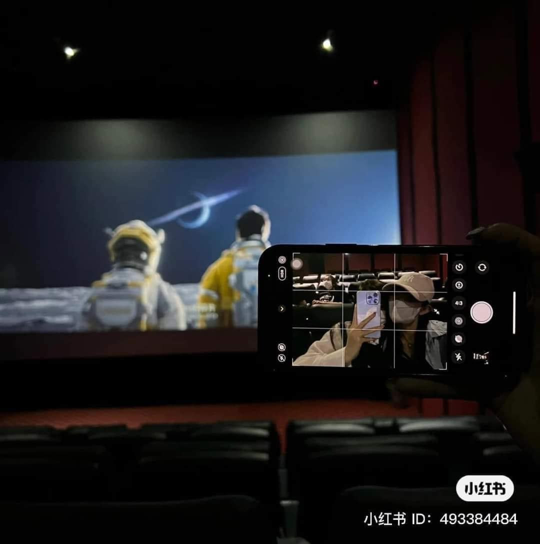 Tựa vào vai nhau, cùng nhau thưởng thức bộ phim là một tư thế vô cùng lãng mạn.