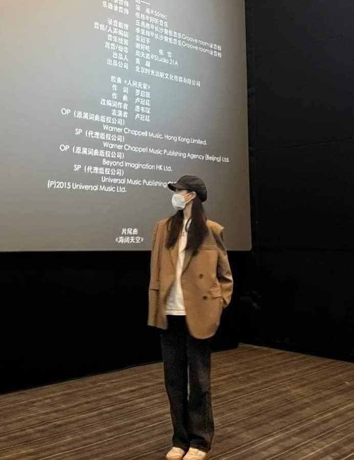 Chụp ảnh với màn chiếu lúc cuối phim, khi màn hình chạy các dòng credit cũng vô cùng thu hút và ấn tượng.