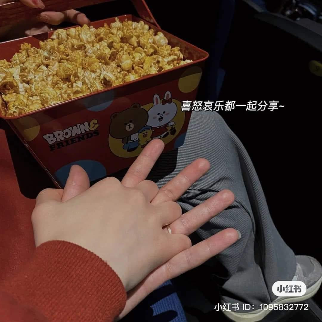 Bắp rang và nước ngọt là những đạo cụ quen thuộc khi đi xem phim. Hãy tận dụng chúng để tạo dáng. Bạn có thể cùng nhau chia sẻ một hộp bắp rang, hoặc cùng nhau uống một ngụm nước ngọt.