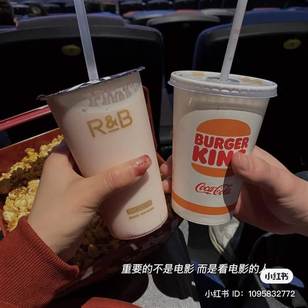 Không chụp mặt nhưng khi đăng tấm hình này lên cũng khiến bạn bè biết ai là người đi xem phim cùng.