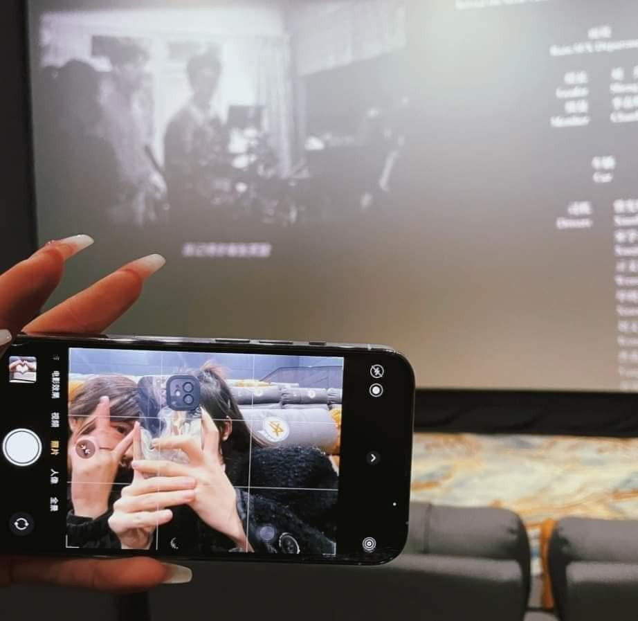 Tận dụng ánh đèn mờ ảo trong rạp để tạo nên những bức ảnh lãng mạn, huyền ảo. Bạn có thể sử dụng 2 chiếc điện thoại cùng lúc để vừa thu được hình ảnh màn chiếu, vừa chụp lại được khoảnh khắc của hai bạn.