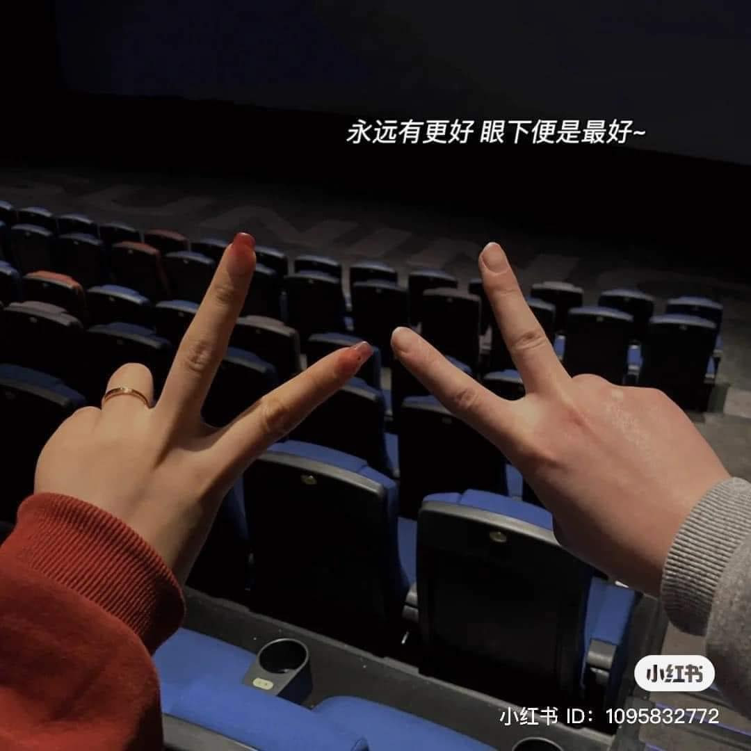 Check-in đơn giản với hàng ghế xem phim trong rạp theo kiểu: "Bao hết cả rạp".