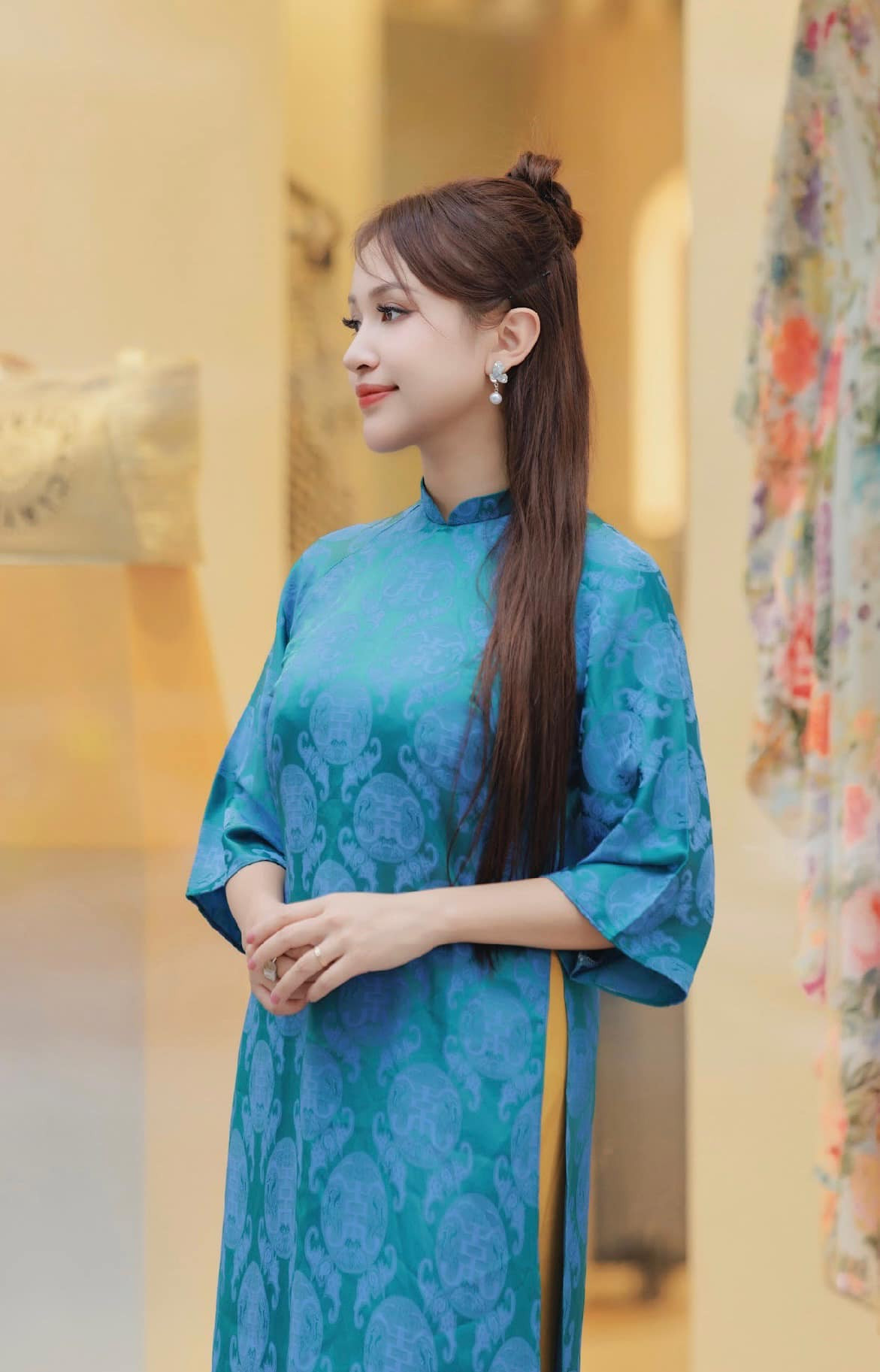 Cô nàng cũng tranh thủ thực hiện nhiều bộ ảnh Tết trong các thiết kế áo dài khác nhau.