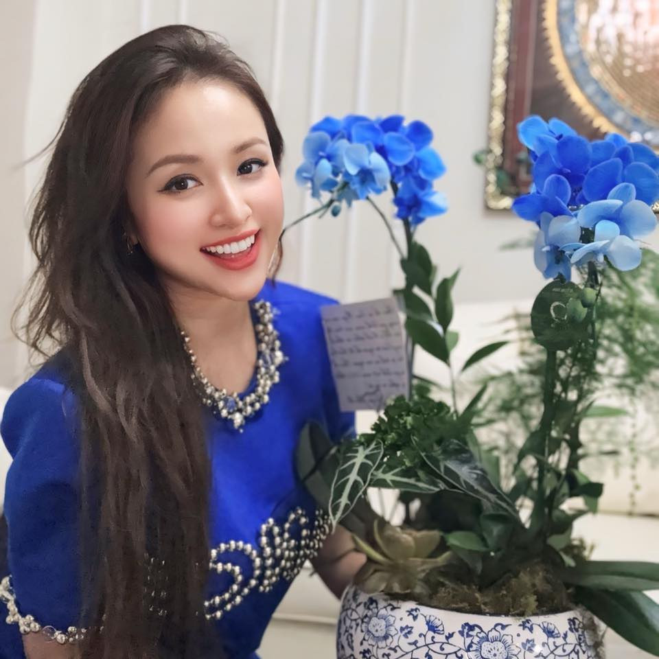 Vợ chồng nữ MC và các con cùng nhau thực hiện nhiều hoạt động truyền thống như gói bánh, du xuân, về quê thăm ông bà.