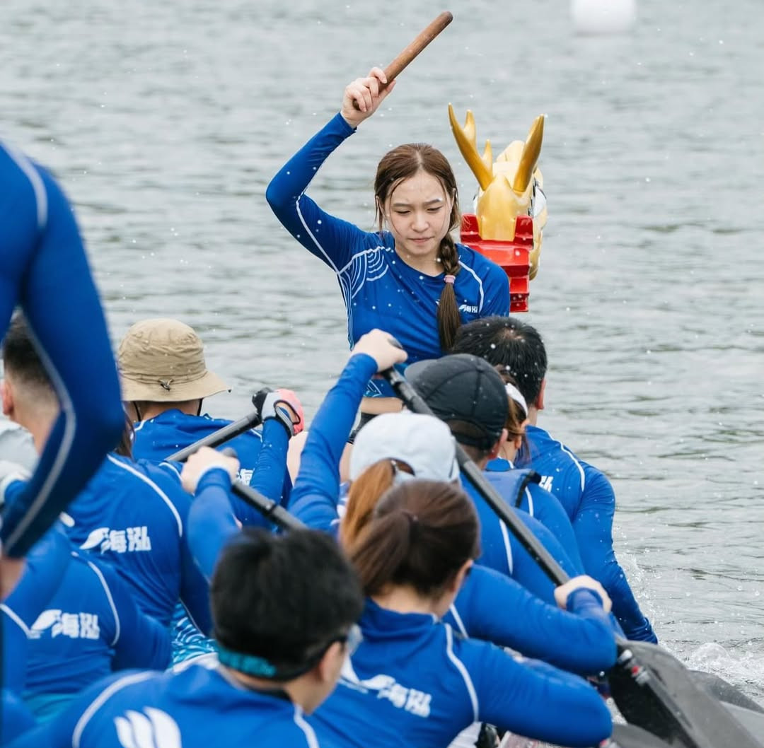 Trang cá nhân của cô nàng cũng đăng tải những hình ảnh tham gia lễ hội đua thuyền, nhận về hàng chục nghìn lượt yêu thích. (Ảnh: IGNV)