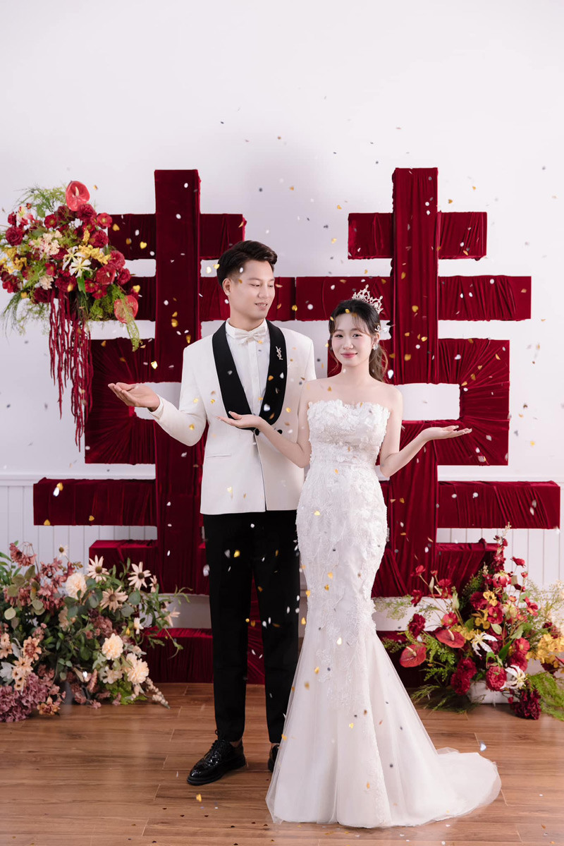 Nhân vật chính của đám cưới nói trên là Hồng Nhung (SN 2004, Hà Nội), cô nàng cao vỏn vẹn 1m49, còn chú rể là Văn Thái (SN 2000, Hà Nội) cao 1m83.