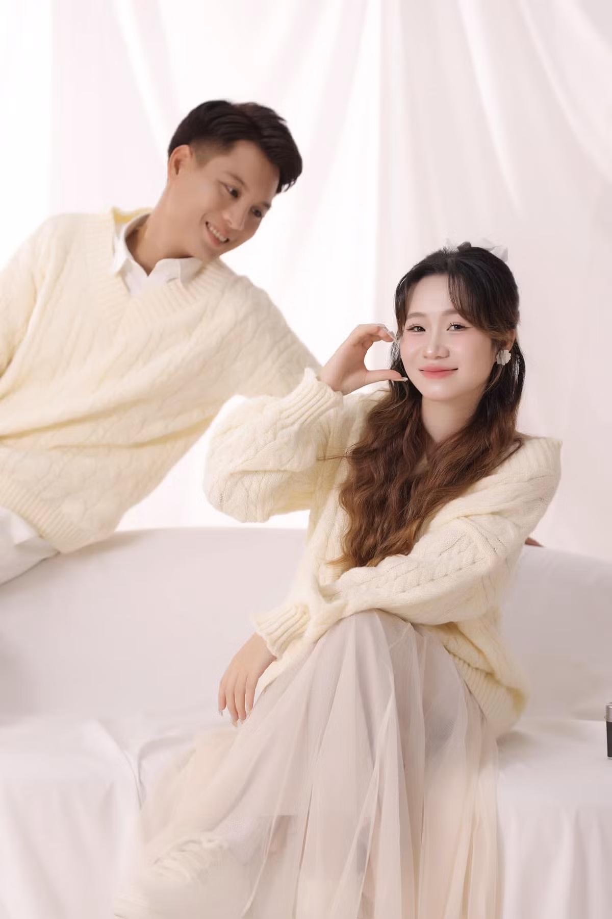 Không ngờ, Thái ghi nhớ trong lòng và biến lời đùa thành sự thật. Gần 1 tháng sau, anh đến nhà xin phép bố mẹ Nhung cho hai bên gia đình gặp mặt.