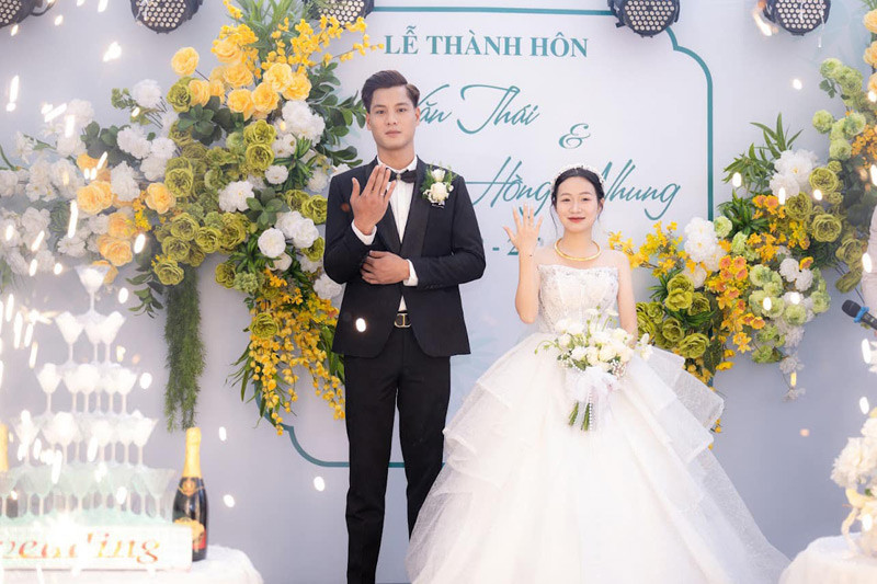 Theo đó, dù đã đi giày cao gót, cô dâu vẫn chưa cao đến vai chú rể.