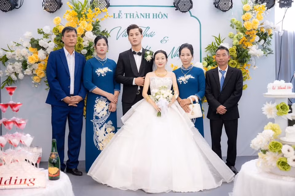 Đám cưới của cặp đôi Hồng Nhung và Văn Thái đã diễn ra vào cuối năm 2024 nhưng mới đây, video ghi lại cảnh rước dâu mới lên xu hướng.