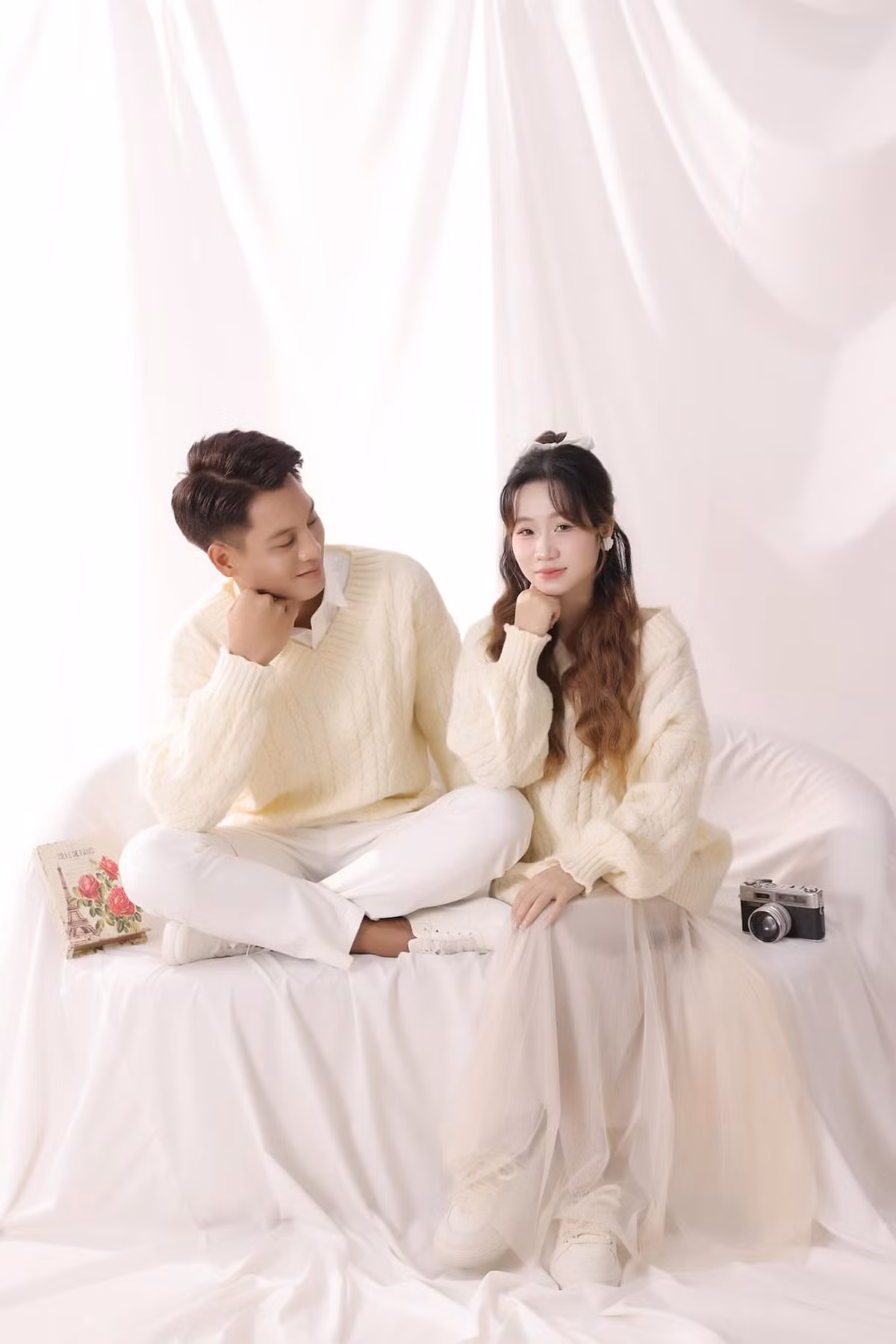 Sự chênh lệch chiều cao khiến cặp đôi gặp nhiều tình huống hài hước từ lúc yêu cho đến khi làm đám cưới.