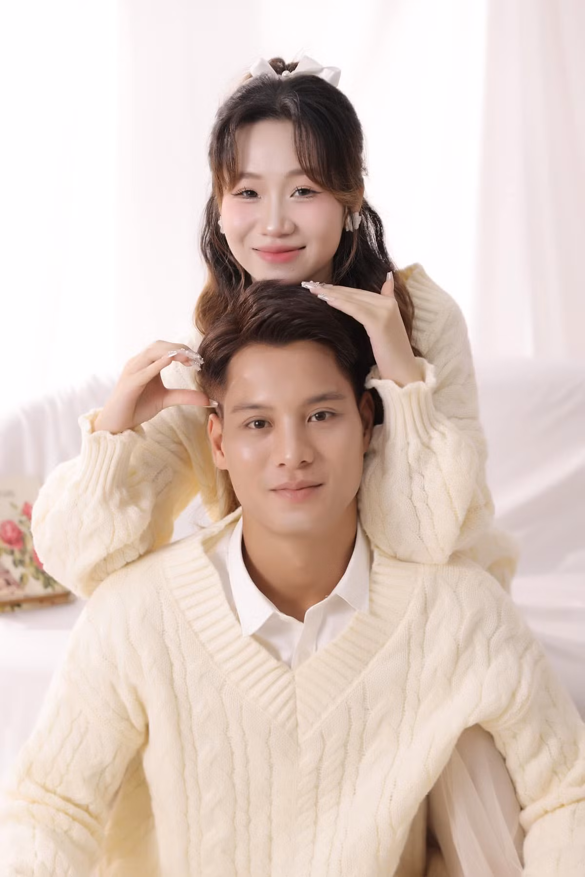 Tuy nhiên chuyện tình dễ thương của cặp đôi cũng nhận được rất nhiều lời chúc phúc từ người quen lẫn cư dân mạng, nhiều người còn xin vía có vợ/chồng gần nhà.